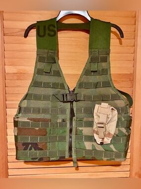 Authentic S. Military MOLLE II Fighting Load Carrier M81 in Woodland camouflage